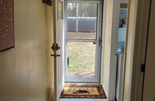 Willow Cabin | Enjoy your stay at the Grizzly Inn in the quaint community of Willow Alaska!