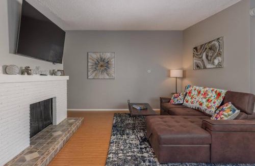 South Addition House | Entire Duplex Downtown 4 Bdr - King beds