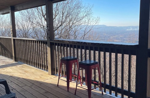 Morganton House | Epic Mountain Views! Cool Weekend Retreat Pet Friendly Near Charlette