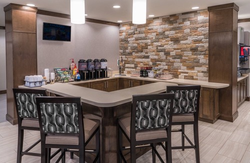 Midtown Anchorage Apartment | Equipped Queen Studio | Free Daily Breakfast, Business Center + Heated Indoor Pool Access
