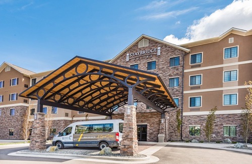 Midtown Anchorage Apartment | Equipped Queen Studio | Free Daily Breakfast, Business Center + Heated Indoor Pool Access