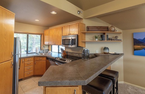 RiverWild Condo | EV Charger-Private Hot Tub-25 mins to Mt Bachelor-5 mins to Old Mill