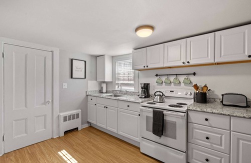 Exeter Apartment | Exeter 2nd Floor 2 Bed, 1 Bath- Pet Friendly