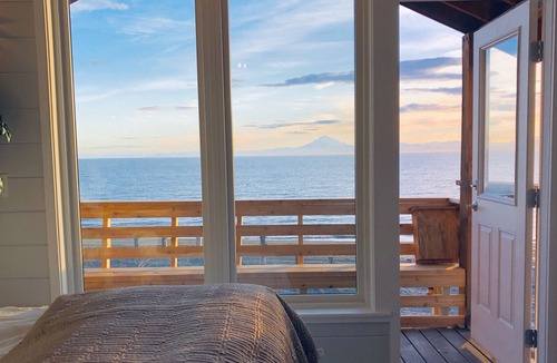 Kalifornsky Cabin | Experience as if it’s yours, a Contemporary luxury Cabin on Alaska’s #1 Beach.