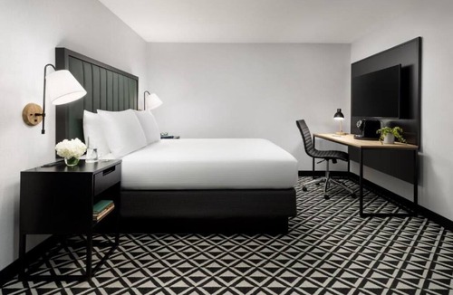 Brookline Hotel | Explore and Unwind in a Beacon Street! Close to Coolidge Corner Theatre