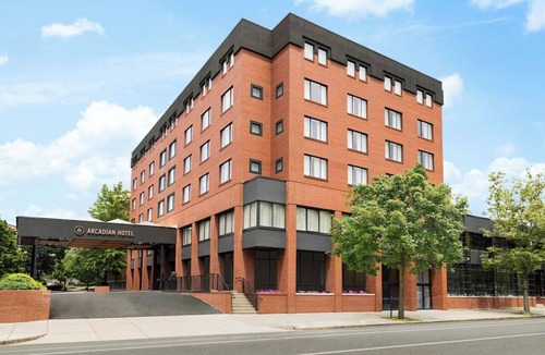 Brookline Hotel | Explore and Unwind in a Beacon Street! Close to Coolidge Corner Theatre