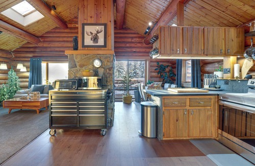 Fairbanks Cottage | Explore Fairbanks! Authentic Log Cabin w/Views