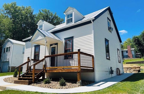 Hermann House | Explore the Autumn Colors of Hermann at the Farmhouse on 6th