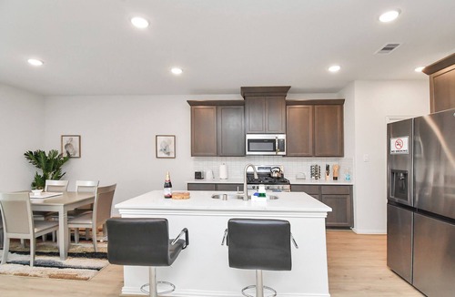 Katy House | Exquisite Relocation & Workers Dream Place