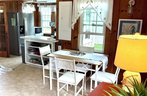 Wareham Center Cottage | Fabulous 2-bedroom Waterfront Cottage in Hamilton Beach, the perfect getaway
