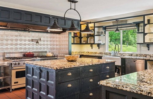 Guild Bed & Breakfast | Fabulous 7-bedroom bed & breakfast in charming Newport with AC
