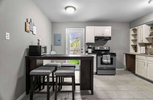 Gladstone House | Family Favorite 3BR with King beds Near Airport
