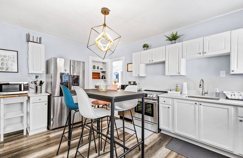 South Side House | Family-Friendly 4BR, 2B Near Boston, Walk to Moody St, Free Parking, Fast WIFI