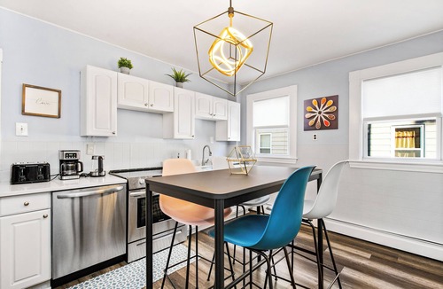South Side House | Family-Friendly 4BR, 2B Near Boston, Walk to Moody St, Free Parking, Fast WIFI