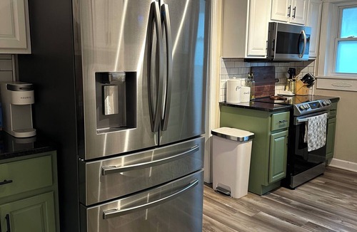 Summerville House | Fantastic Master’s Rental- 1 mile away!
