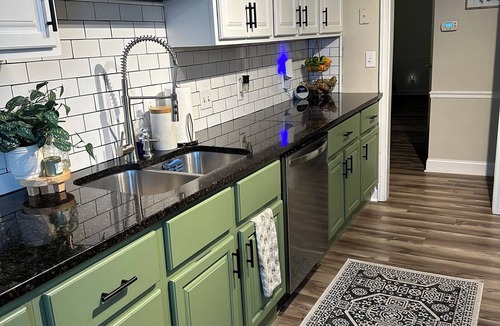 Summerville House | Fantastic Master’s Rental- 1 mile away!