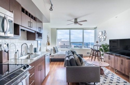 First Hill Apartment | Fantastic Studio in Seattle, Gym + Pet-Friendly