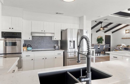 San Marcos House | Farmhouse Retreat ~ Jacuzzi ~ Mini Cows + Ponies ~ Games + Pool ~ Fire Pit + BBQ
