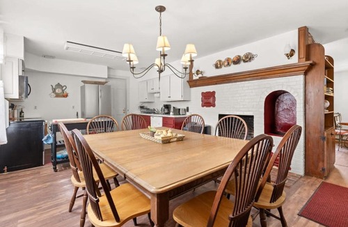 Epping Apartment | Federal on Exeter Circa 1805 Sleeps 8