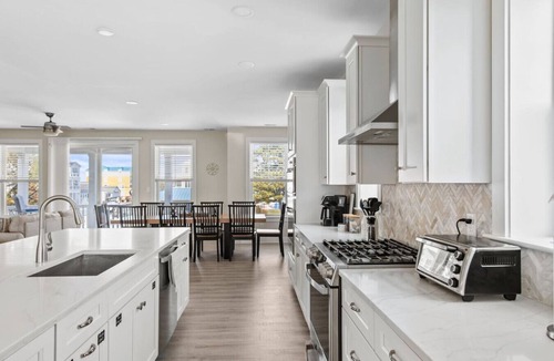 Edgewater Acres House | Fenwick on Bay mins to beach. Hot tub, Game Rm!