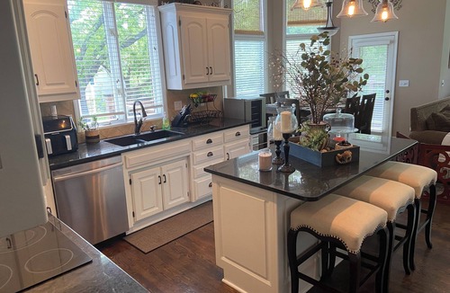 Shawnee House | Major international sporting event HQ/Luxury 5 BR/Sleeps 14/14mi Arrowhead/2 Kitchens/Private Suite