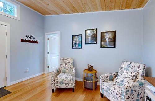 Carson House | Fire Pit & Mtn Views! Cabin | $1 Cleaning Fee