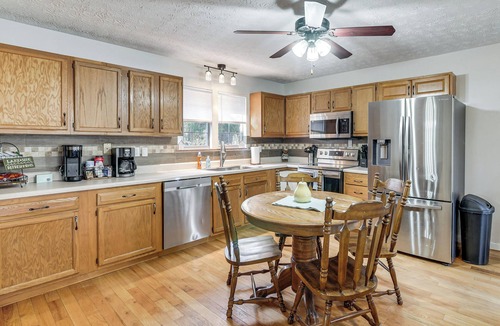 Eatonton Cottage | Fish & Swim Off the Dock: Lake Sinclair Family Gem