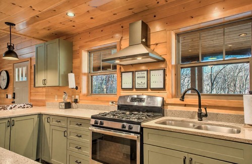 Saluda Cabin | FishTop Cabin | Luxury Mountain Cabin Across from the Green River
