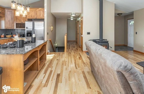 Knik-Fairview House | Fleur de Lis 4bed 3bath & Mountain Views