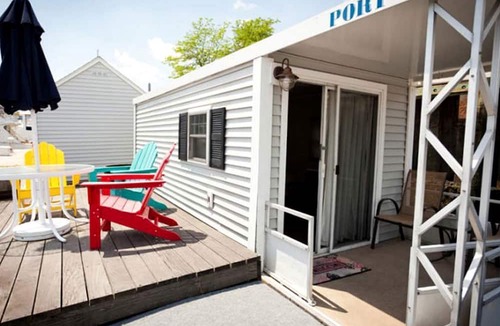 Thompson Square - Bunker Hill Boat Rental | Floating Cabin Perfect for a Unique Getaway to Boston, Massachusetts