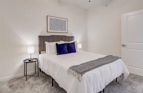 River Market Apartment | Frontdesk | 1 BR Apt close to the Kansas City Zoo