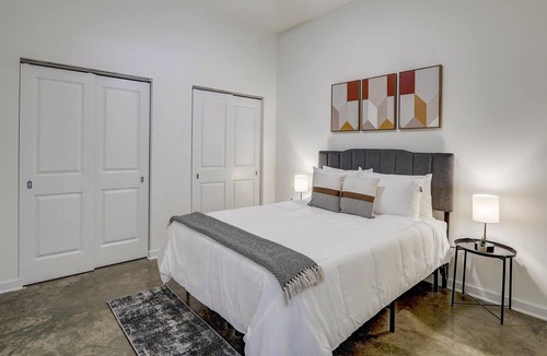 River Market Apartment | Frontdesk | 1 BR Apt near National WWI Museum