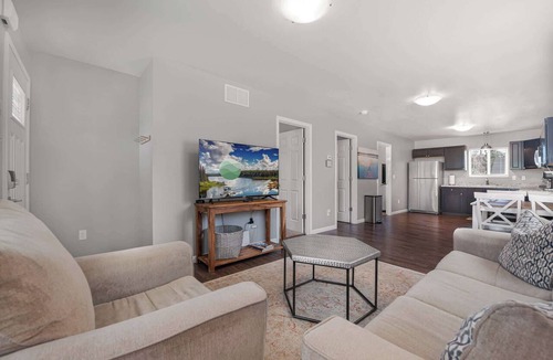 Meadow Lakes House | Full Kitchen, In-Suite Laundry, Wi-Fi, and Parking