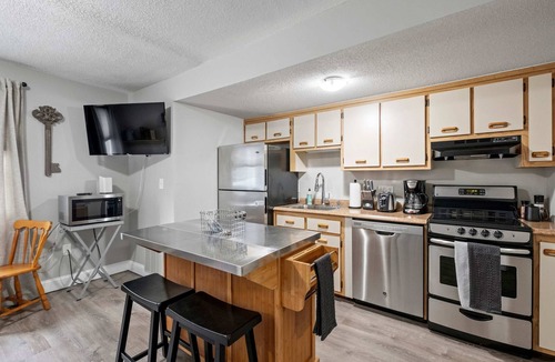 Nashua Apartment | Fully Furnished 1st Floor, 1 Bed, 1 Bath Condo - Close To Shopping & Hwys North&
