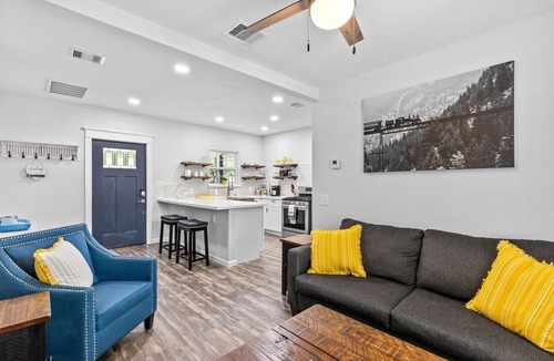 League City House | Fully renovated historic train depot bungalow in old town League City! Bright, stylish 1BR/1BA home.
