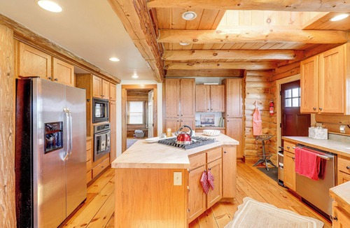 Walpole Cabin | Furnished Deck + Views: Walpole Cabin Retreat