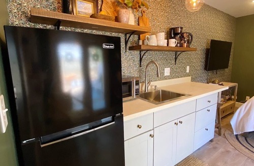 Greenville Apartment | Garden Cottage Retreat ~ 2 miles to Downtown Greenville!