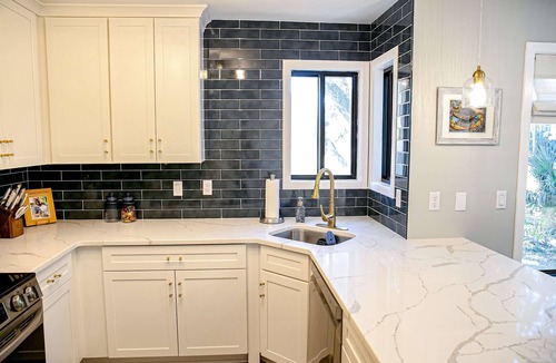Ocean Ridge Condo | Golf course adjacent, beach-themed condo with sunroom, washer/dryer, & AC