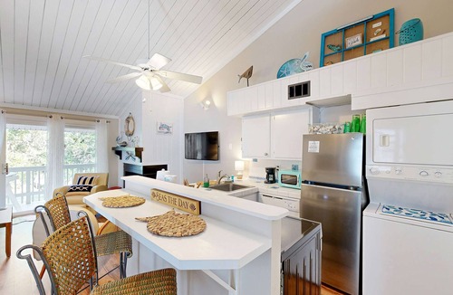 Ocean Ridge Condo | Golf-view condo with amenity pass to pool, tennis courts & more - dog-friendly