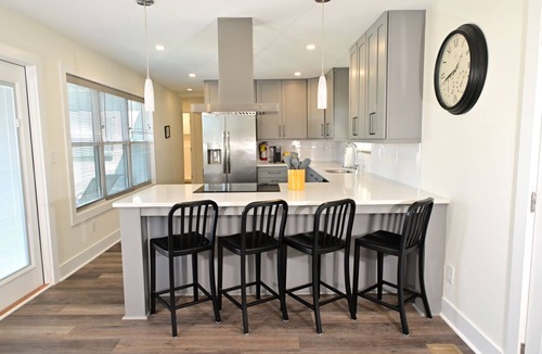 Monticello House | Gorgeous Lakefront Bungalow on Lake Jackson with Large Deck - Perfect getaway!