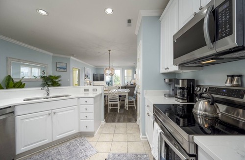 Sunset Island Condo | Gorgeous Sunset Island condo, 2 Pools, FREE Linens & Towels!