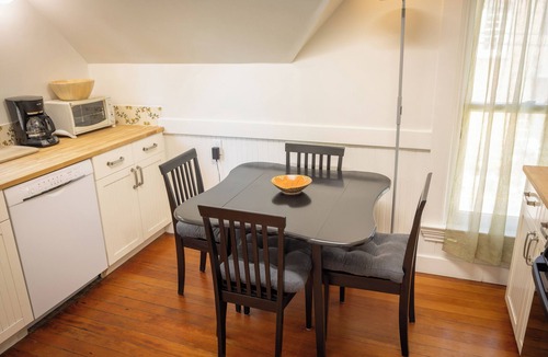 Downtown Berkeley Apartment | Gorgeous Upper Flat in Historic Berkeley Queen Anne Duplex