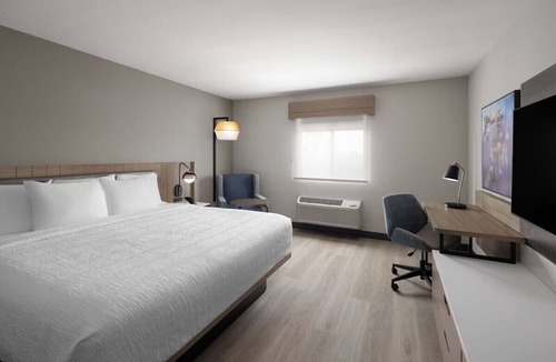 Greenville - Spartanburg Hotel | Greenville King Room w/Free Breakfast + Gym