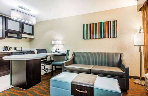 Greenville - Spartanburg Hotel | Greenville-Spartanburg Intl Queen Suite w/BF, Pool