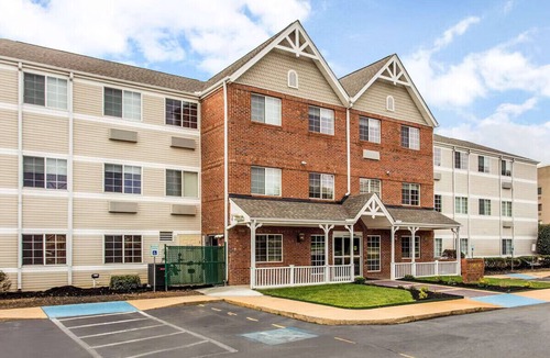 Greenville - Spartanburg Hotel | Greenville-Spartanburg Intl Queen Suite w/BF, Pool
