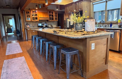Angel Fire House | Grinning Bear Lodge Luxury Cabin, Hot Tub, Massive Deck, Sleeps 14, Game Loft