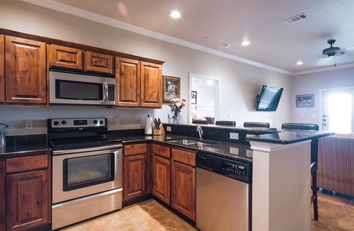 Gruene Condo | Gruene Getaway: River View Condo Steps from Music & Dining in Historic Gruene