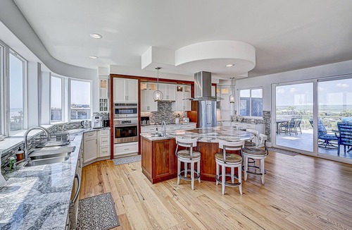 Crescent Beach House | Headline