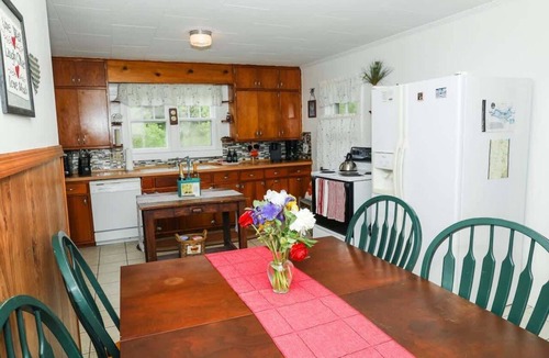 Vesta House | Heritage Farmhouse by Buffalo Mountain Getaway