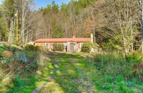 Chester House | Hike, Ski & Unwind: Cabin w/Deck in Chester!